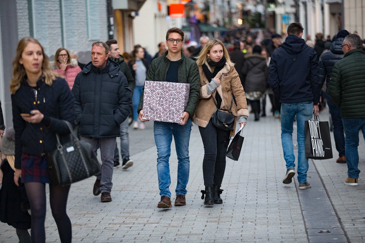 8500Kortrijk's tweet image. Vandaag kan je shoppen in #Kortrijk. Op deze #Koopzondag kan je voor de laatste keer naar de #Kerstmarkt op het Schouwburgplein. Volgende week kan je op zondag jagen op #solden. kortrijk.be/winterinkortri… @Shopinkortrijk