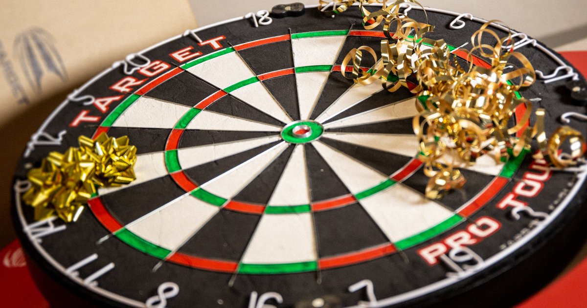 TargetDarts's tweet image. "On the 8th day of the World Championships, Target Darts gave to me...."  

1 x Pro Tour Dartboard
1 x Red Pro Tour Surround

For your chance to win, all you need to do is like and retweet this tweet. Winner announced 5pm