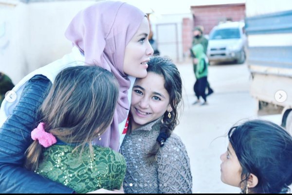 enginlacinn's tweet photo. Angelina Jolie yardım yapınca;
iyilik tanrıçası...
Gamze Özçelik yapınca insanlıktan hasibini almamış karaktersizler yobazlar tesettüre girdi diye ağıza alınmayacak laflarla saldırıyorlar.

Allah büyük konuştuğunuzu yaşatmadan almasın canınızı inşallah...🙏
#GamzeyeSahipCık https://t.co/KQC0E0qVD4