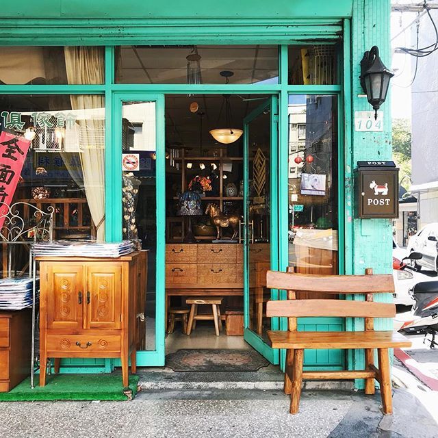 jamiethewalker's tweet photo. because when you find a cute storefront that’s painted *your color* it is mandatory that you take and post a photo of it 📷 https://t.co/p95WZZ7Nq7 https://t.co/tcabgj8r4r
