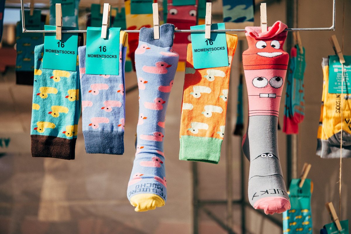 Aquestes festes, compra producte local!
Fes-te amb el teu parell de mitjons #16momentsocks i gaudeix d'un hivern ben càlid!
----
#lapionera #poblenou #lapionerazerowaste #zerowaste #zerowastebcn #barcelona #artista #emprenedoria #valorssocials #streetmarket #market #agendacultura