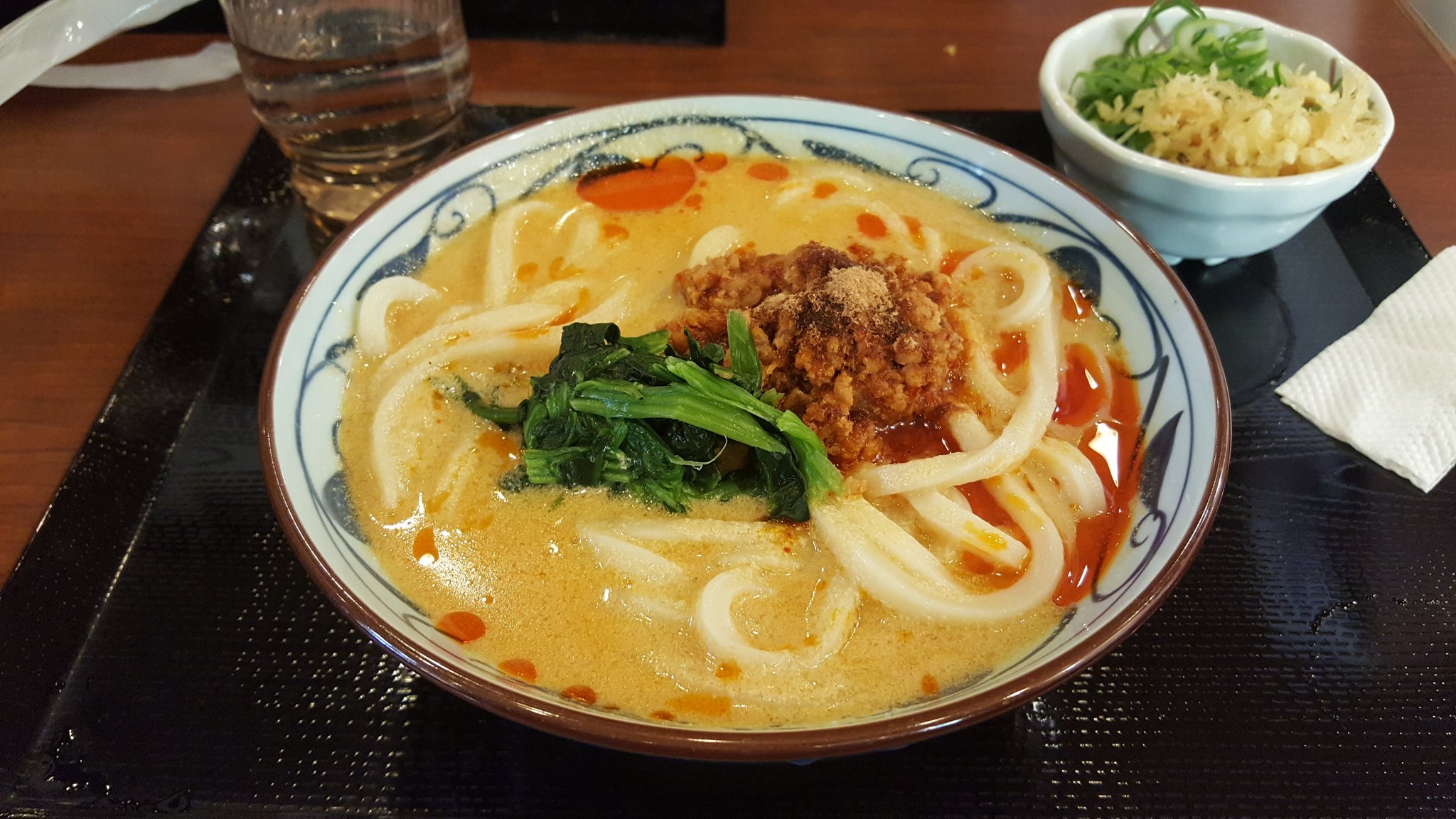 あらけん on Twitter "丸亀製麺好きの次女と一緒にランチ。日曜日なので激混みです。並びながら商品受け取っ