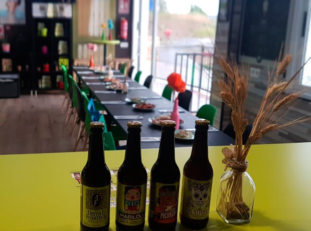 Eventos y reuniones de familia o empresas en nuestra cantina beer garden. Combina tu experiencia con una visita a la fábrica y descúbre cómo elaboramos nuestra cerveza artesana. 

#Craftbeer #CervezaArtesna #MiradordeFrontera tierradefrontera.es/eventos-y-reun…