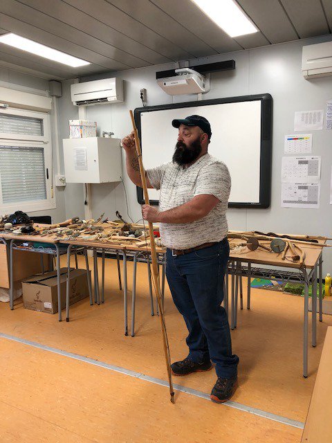 AlumnatESO1's tweet photo. Ahir el pare de l'Albert ens va fer una conferència sobre eines prehistòriques que ens va deixar a tots amb els ulls com a taronges. Moltes gràcies!!!!  @Cervello_INS @reportEducacio @xarxaCb #prehistoria #projecteprehistoria #primerdeso #participaciofamilies https://t.co/iTtZehT1YA