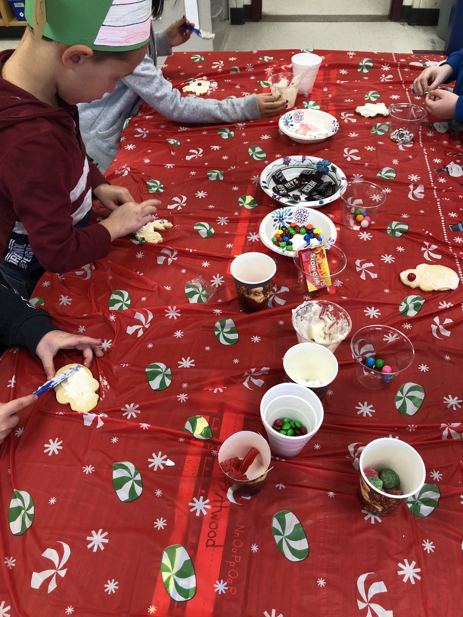 JacquesSchool's tweet photo. First grade Elf Workshop - lots of fun and learning! #JacquesRocks @Sau40Schools https://t.co/lpbRd2mSve