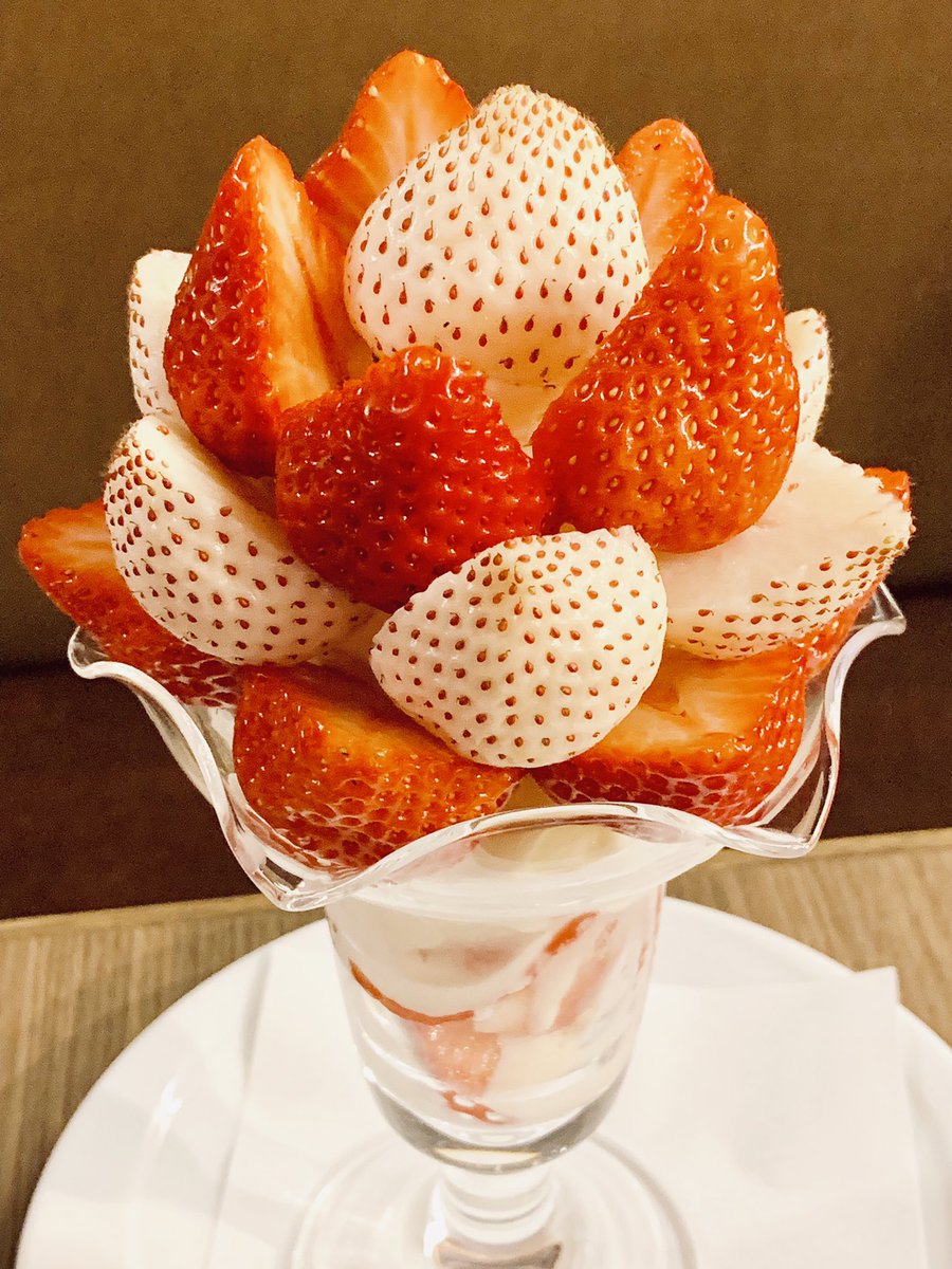 天国のスイーツ By あゆちち בטוויטר 吾妻茶寮 名古屋 大須観音駅徒歩5分 超希少な パフェが ついに名古屋にも出現 激レアな白いちご あその小雪 を贅沢に使用した 華いちご スーパープレミアム 1990 税 初めて目にする美麗すぎる姿に 置かれた瞬間