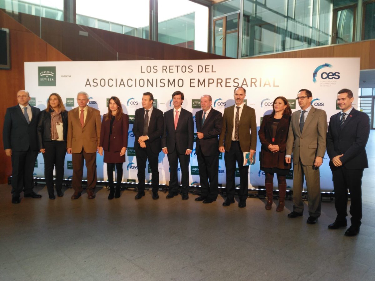 CES_Sevilla's tweet photo. En la jornada sobre los retos del #AsociacionismoEmpresarial en la @LaRinconada_Web 
📸 Todos los representantes empresariales que participan en la mesa redonda. https://t.co/qYTBCYuqG5