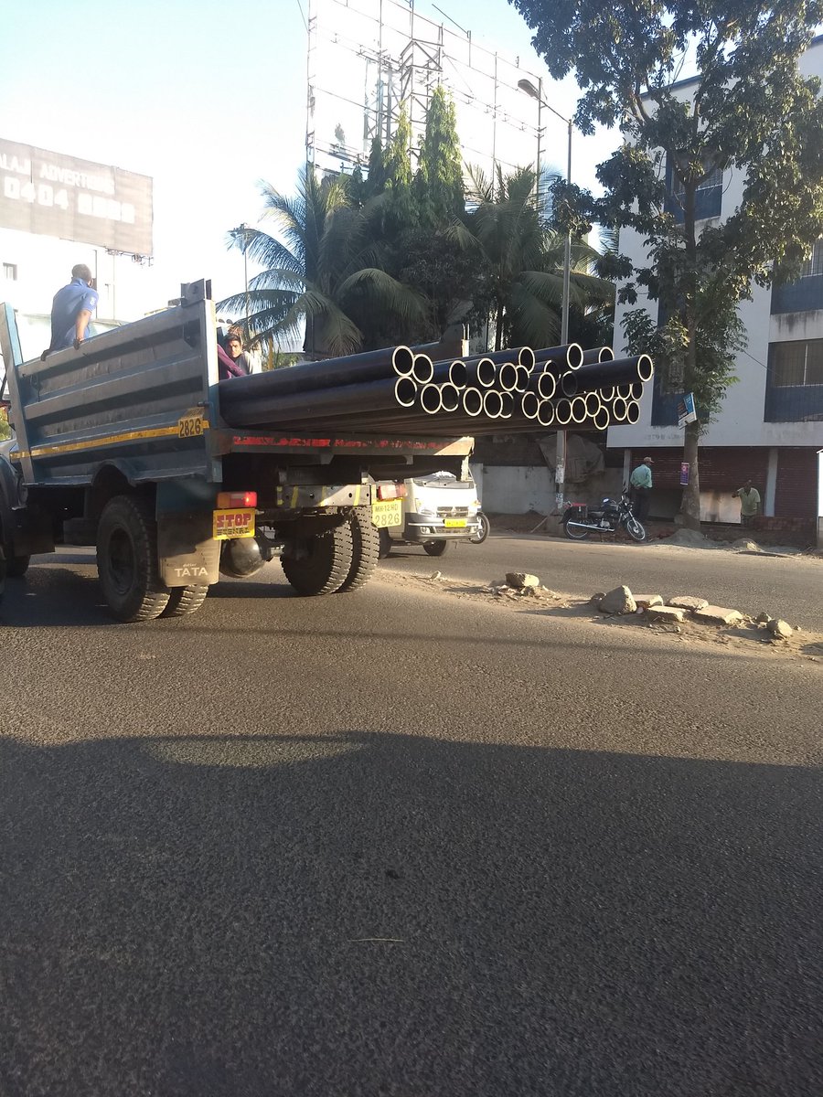 kartikeymishra's tweet image. #IRF #CMVR Law and order in Pune. Truck #protruding pipes. @nitin_gadkari @OfficeOfNG @DoTransport  @MORTHIndia @PMOIndia @CPPuneCity @PuneCityTraffic