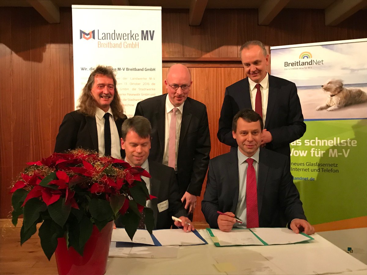 aconiumGmbH's tweet photo. #Breitbandinternet für den LK #Vorpommern-#Greifswald. Heute wurden die endgültigen Bescheide in #Gützkow übergeben. Mit dabei: Minister Pegel. #MV #Breitbandausbau #Glasfaser #Gigabit #Züssow #Anklam #Krien #Medow #Stolpe
Mehr zum #BFPBreitband: https://t.co/vgLkS7svBI https://t.co/u4y1YMFNa4