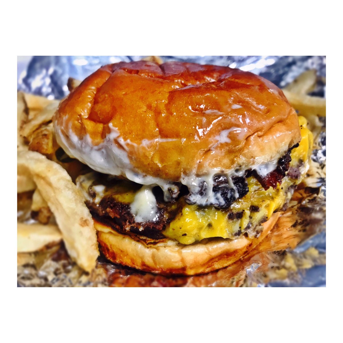 TheCathyV's tweet photo. Dat dijonnaise tho... 🍔👌🏽#smallcheval #lunch #burger #cheeseburger #foodporn #chicago @SmallCheval @eaterchicago https://t.co/5BsJLb1JZF