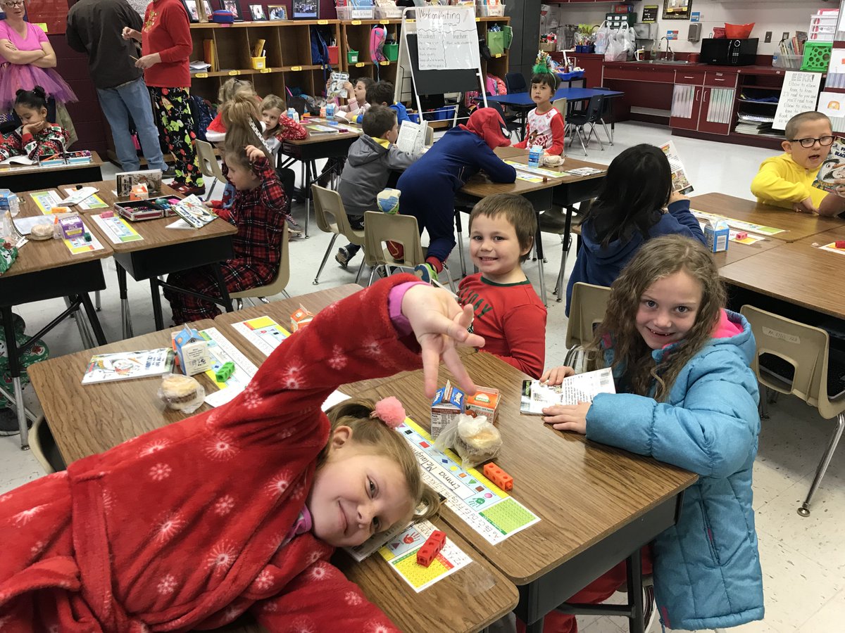 Gwoodelem's tweet photo. The WHO's have arrived! Who-ba-lation time! @McDowell590 @AWDowdle #grinchisbackintown #ptofun #whoville https://t.co/EaXrIdYeD8