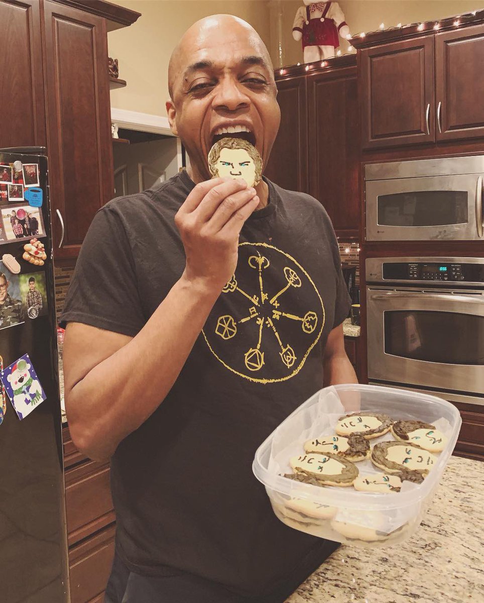ImpalaCharlie's tweet photo. When you give #RickWorthy some #Supernatural cookies and he takes his revenge out on Sam Winchester while rocking his Magicians shirt! 😂 #SPN #SPNFamily #AlphaVampire #TheMagicians #DeanFogg @jarpad @serathegamble https://t.co/q4ZKentpwU