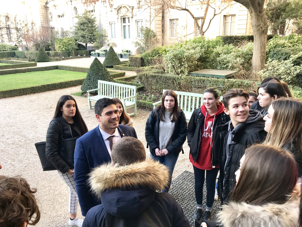 guillaumekasba's tweet photo. Cet après-midi j’accueillais une cinquantaine d’élèves du Lycée Fulbert 🏫

👉 A la découverte de l’Assemblée nationale 🇫🇷 Institution que je souhaite rendre plus accessible aux jeunes pour leur permettre de participer activement à la vie citoyenne au cours de cette année 2019 ❗️ https://t.co/JPGGf2yiIa