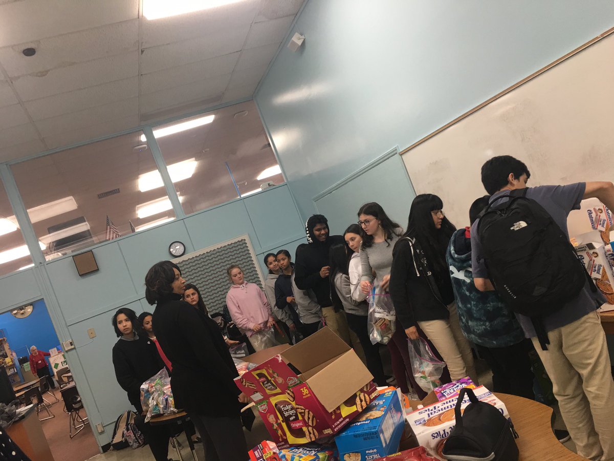 nicole27407's tweet photo. Random Acts of Kindness Club and National Junior Honor Society helping pack Holiday food bags for our Students Experiencing Homelessness! THANK YOU so much! @MsSanchezLMS @smgaillard @LMS_RAKClub @jmhollowaylms @LCSJackets @NAEHCY https://t.co/TzYdvi9GA5