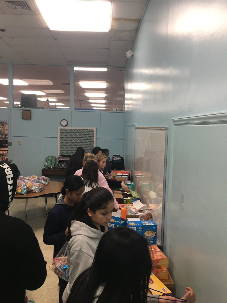 nicole27407's tweet photo. Random Acts of Kindness Club and National Junior Honor Society helping pack Holiday food bags for our Students Experiencing Homelessness! THANK YOU so much! @MsSanchezLMS @smgaillard @LMS_RAKClub @jmhollowaylms @LCSJackets @NAEHCY https://t.co/TzYdvi9GA5