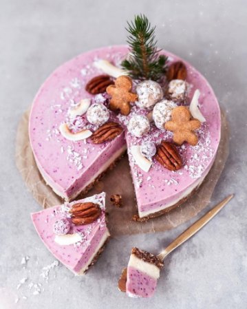 The holiday inspired cake of my dreams! How gorgeous is this Cranberry Dream Cake made by <a href="/VaneljaOfficial/">VANELJA</a>? Check out the recipe on her blog! #Vanelja #FestiveFood
