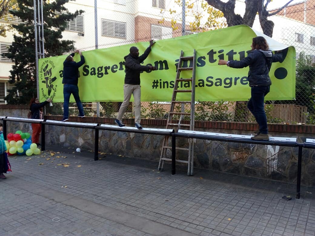 instialasagrera's tweet photo. Aquest matí un grup de famílies ha tornat a penjar la pancarta que les fortes ventades havien desenganxat.

NO PARAREM!
A la Sagrera fem institut 💪

#instialasagrera #fembarri #escolapublica #institut #lasagrera #barcelona https://t.co/iUtDV9ZgSZ