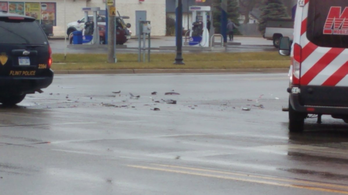 elisedwx's tweet photo. Police involved crash in Flint at Saginaw and Carpenter. Lanes blocked and traffic being rerouted around debris. No word on injuries. Police unwilling to talk. Be mindful of the accident if you're driving in the area. #Flint #NBC25 #Fox66 #PoliceInvolvedCrash https://t.co/ySOQNu8qdN