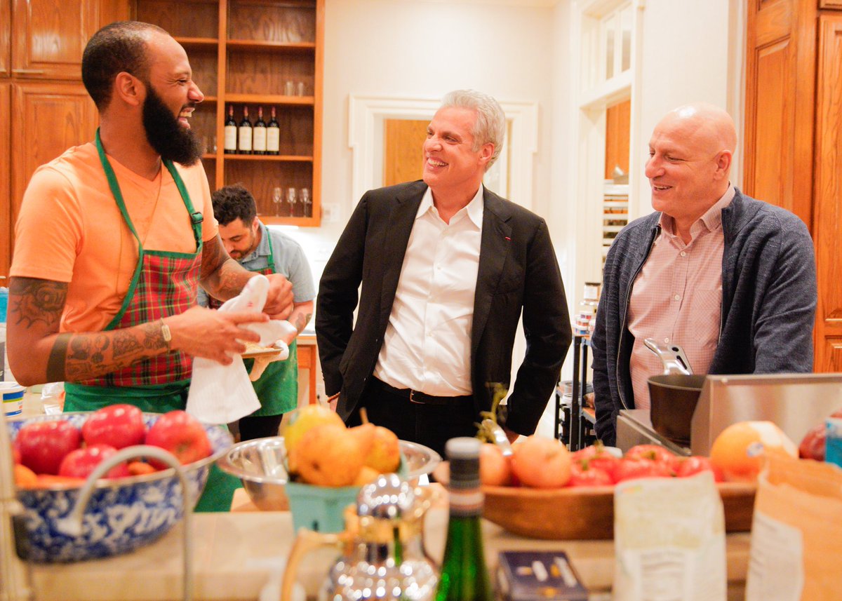 ericripert's tweet image. Guess Who’s coming to Dinner?? Excited to be back at the @BravoTopChef’s Judges table w dear Friends @PadmaLakshmi &amp;amp; @tomcolicchio! Tune in to @Bravotv TONIGHT @ 9PM for a Holiday Surprise… 😉GOOD LUCK CHEFS!! 🙏