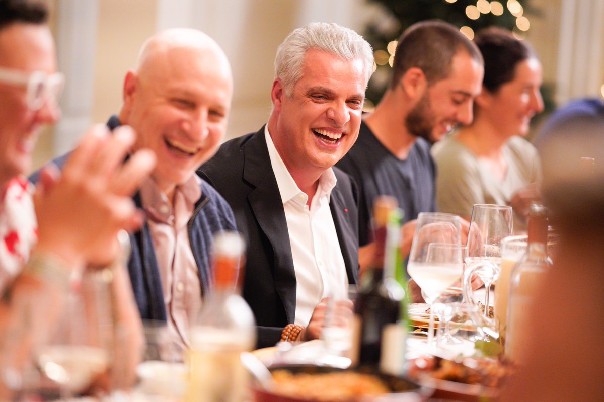 ericripert's tweet image. Guess Who’s coming to Dinner?? Excited to be back at the @BravoTopChef’s Judges table w dear Friends @PadmaLakshmi &amp;amp; @tomcolicchio! Tune in to @Bravotv TONIGHT @ 9PM for a Holiday Surprise… 😉GOOD LUCK CHEFS!! 🙏