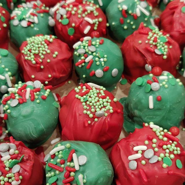 goosesgoodies's tweet photo. Holiday banana cake truffles. 
#holidaybaking #truffles #sticklesscakepops #wiltoncandymelts https://t.co/s8zDoZFv4W https://t.co/6YvkO2EjNv