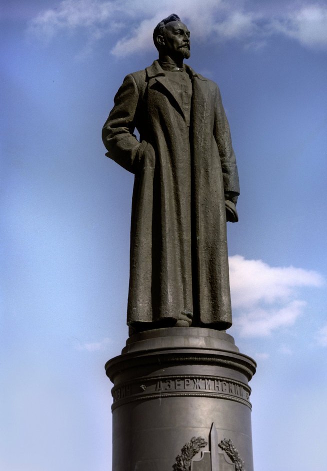 памятник феликсу дзержинскому на лубянской площади. дзержинский лубянка. лубянская площадь памятник дзержинскому. дзержинский лубянка. памятник дзержинскому вучетич.
