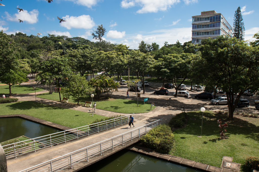 ufmg's tweet photo. UFMG recebe nota máxima (5) no Índice Geral de Cursos (IGC) do MEC

Avaliação coloca a UFMG como a primeira instituição de ensino superior em MG e a terceira no Brasil.

Órgão avaliou mais de duas mil instituições públicas e privadas do país .

https://t.co/Bd66UVQqxh https://t.co/kU1vweEjtE