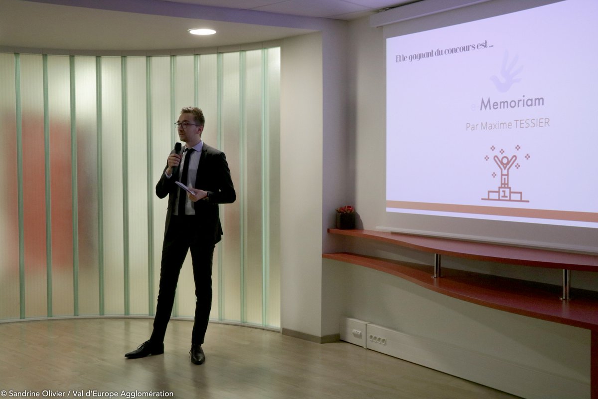 ValdEuropeagglo's tweet photo. Félicitations à Maxime Tessier, lauréat du Concours jeune entrepreneurs de Val d'Europe pour son projet @e_memoriam !
@percolateur @ValdEuropeagglo  #concours #prix #entreprises #projet https://t.co/6mkjxVQ1K9