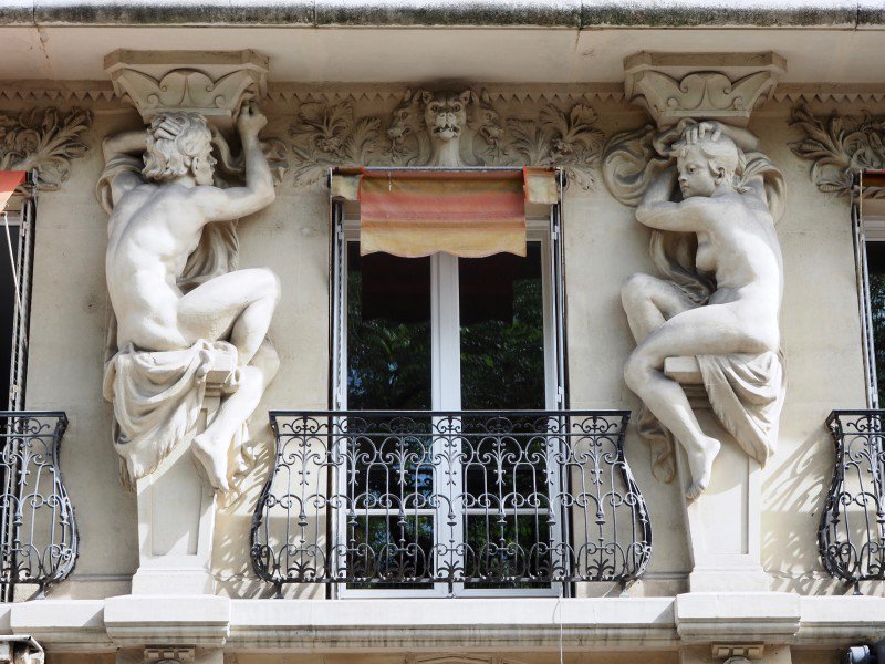 Les plus belles statues de façades parisiennes ow.ly/47Nu30mZPGI