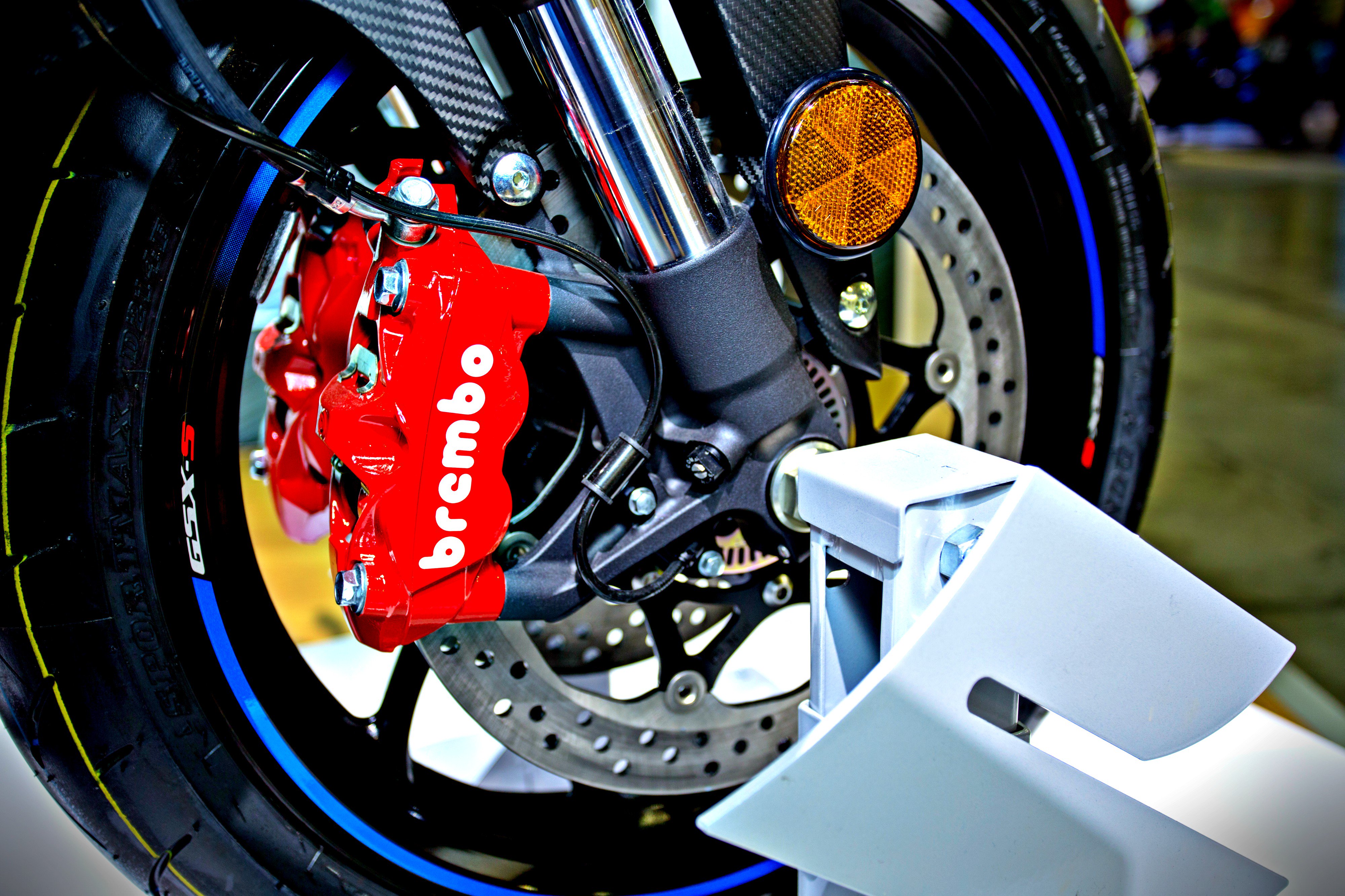Brembo on Twitter: "Which brake system can feature the Suzuki GSX-S 1000? A  red four pistons Brembo brake caliper! https://t.co/rzG0ddal82" / Twitter