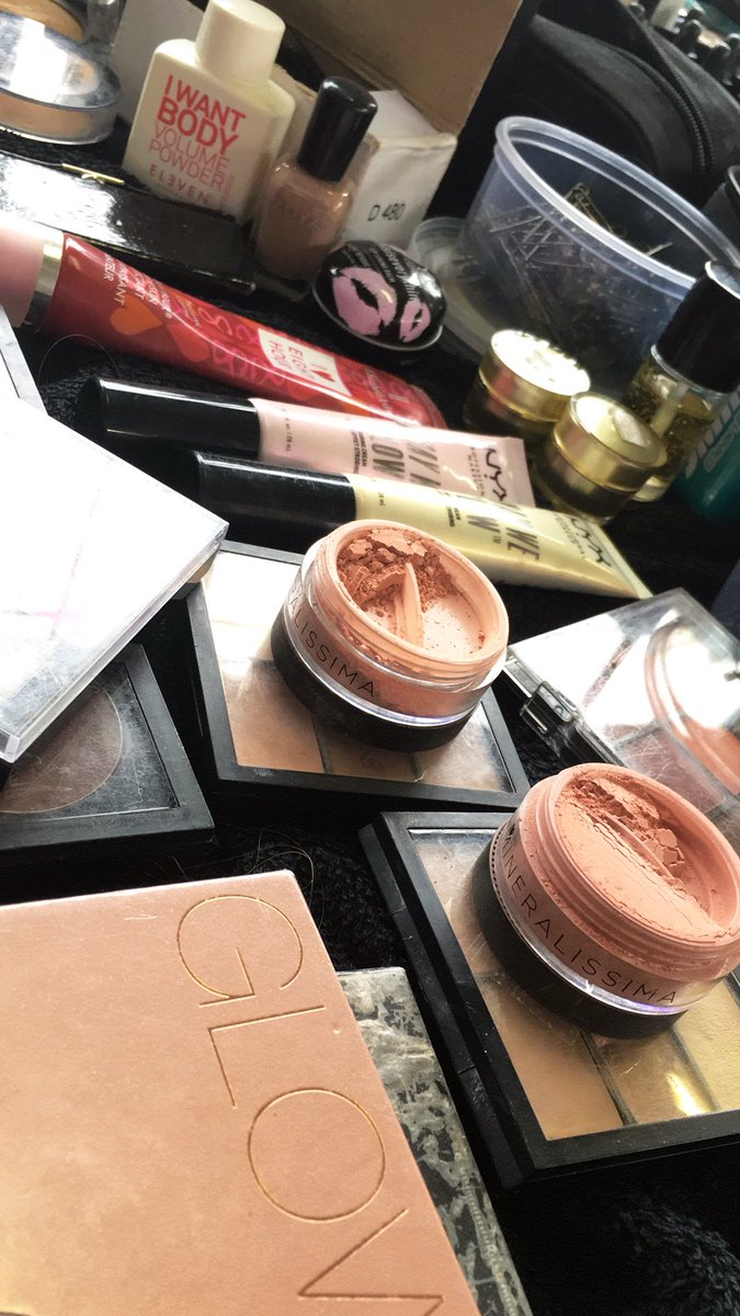 muaCharlotte's tweet image. Backstage at #SpaceModels ! Their website is gonna be 😍😍😍 #behindthescenes #teaching