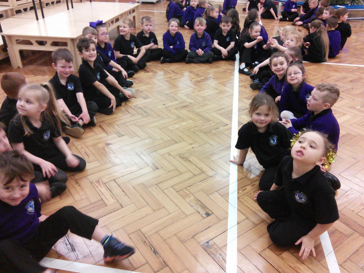 QuayYr1's tweet photo. Years 1 and 2 enjoying their Christmas party and showing off their groovy moves. @QuayYr1 @QuayYr2 https://t.co/gVN5bBEE8A