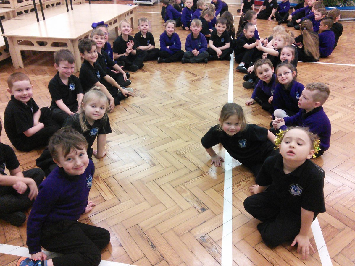 QuayYr1's tweet photo. Years 1 and 2 enjoying their Christmas party and showing off their groovy moves. @QuayYr1 @QuayYr2 https://t.co/gVN5bBEE8A