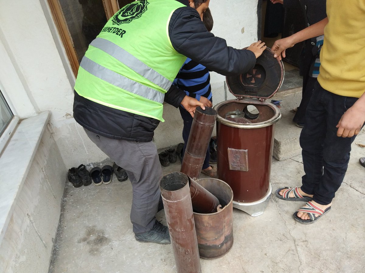 ❗Bugün de sizlerin yardımları ile mazlumları, ihtiyaç sahiplerini sevindirdik.
➡️Soba, gıda ve et yardımlarını önceden belirlediğimiz muhtaç ailelere ulaştırdık.
➡️Bu hayırda emeği geçenlerden, bu çocukların gülümsemelerine vesile olanlardan Allah razı olsun.