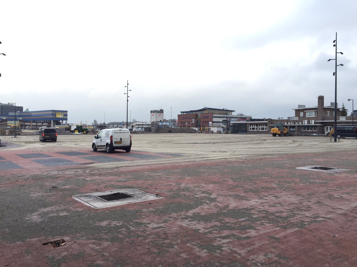 #veemarktterrein #assen krijgt vorm. Ligt weer strakke bestrating. Kan morgen weer worden geparkeerd op een deel van het terrein.