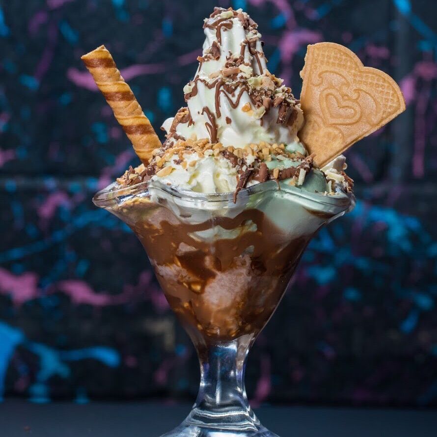 urbanchoclondon's tweet photo. LIKE if you agree that Thursday's are for treating YOURSELF! ππ
#urbanchocolatier #dessertslondon #sundae #chocolate #desserts #dessertcoma #londoneats https://t.co/3BhoxeGQ07