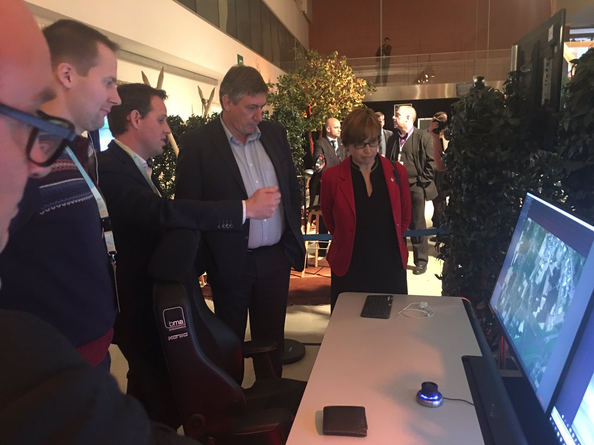 JanJambon's tweet photo. Proficiat aan Citymesh, de winnaar van de eerste innovatie-award tijdens @niveau_s! Disruptie in veiligheid, niet langer een holle slogan. Dank aan @ibzbe en @Vias_institute voor de puike organisatie. #NiveauS https://t.co/3YcuZCznR0