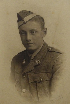 BoothamWW1's tweet photo. In Memoriam: Harwood Woodwark Barton, killed in a flying accident on 2nd July, 1918, aged 17 years. https://t.co/b4DaAaQv1K #WW1 #Bootham https://t.co/UOXgjUOqNX
