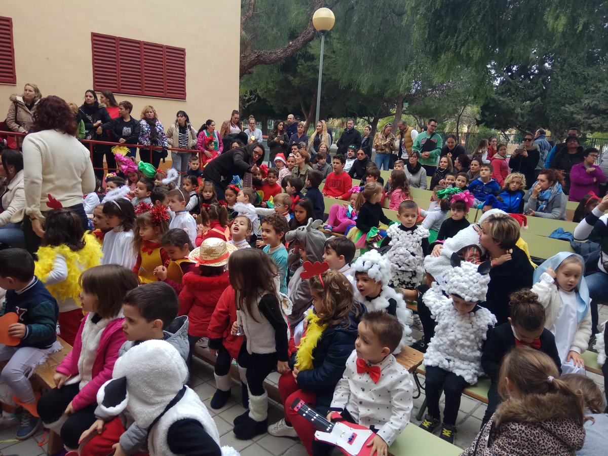 Expectación entre los asistentes para presenciar la actuación de #navidad2019 del alumnado de infantil del colegio.