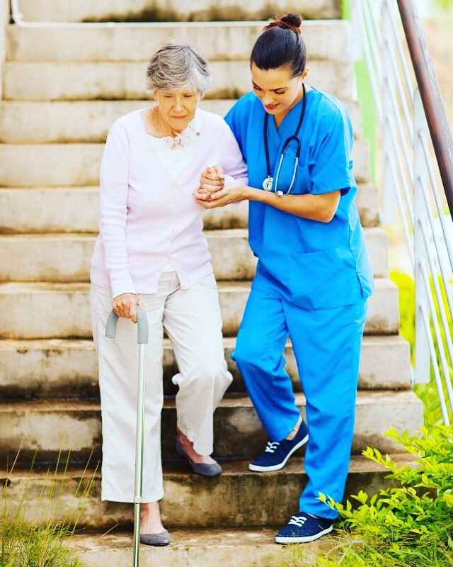 Женщина помогает женщине. Помочь идет. Помочь идет. Добрые поступки людей. Помочь идет.