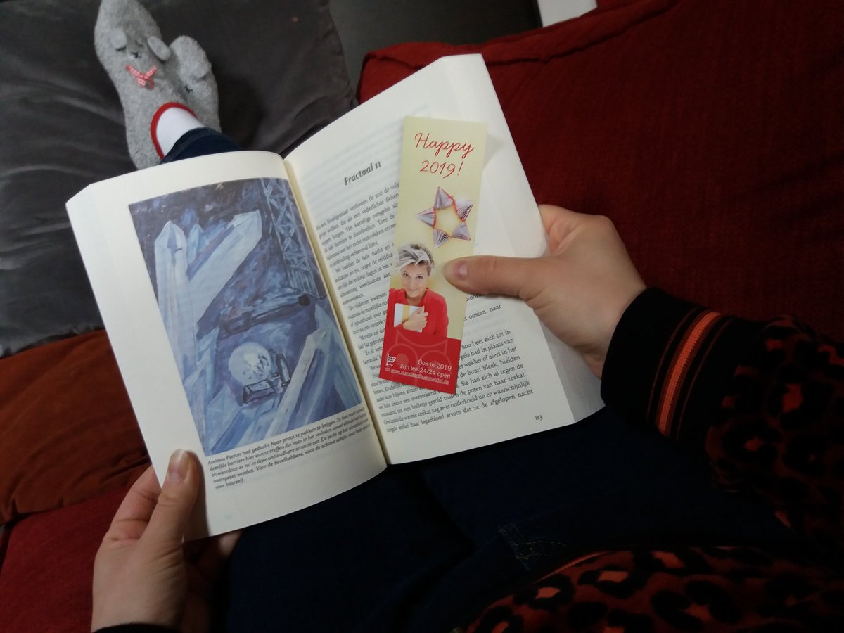 StewartPen_'s tweet photo. Staat #Wintercode op je kerstlijstje? Ben je het boek aan 't lezen? Neem even een gezellige foto, tag me of mail me de foto, en we maken een KerstmisWintercodereadiecollage (wat een woord hé :) )
#readie #kerstmis #Libelle #Libelletijdlozeboekentop40 https://t.co/uI1UpXyzHh