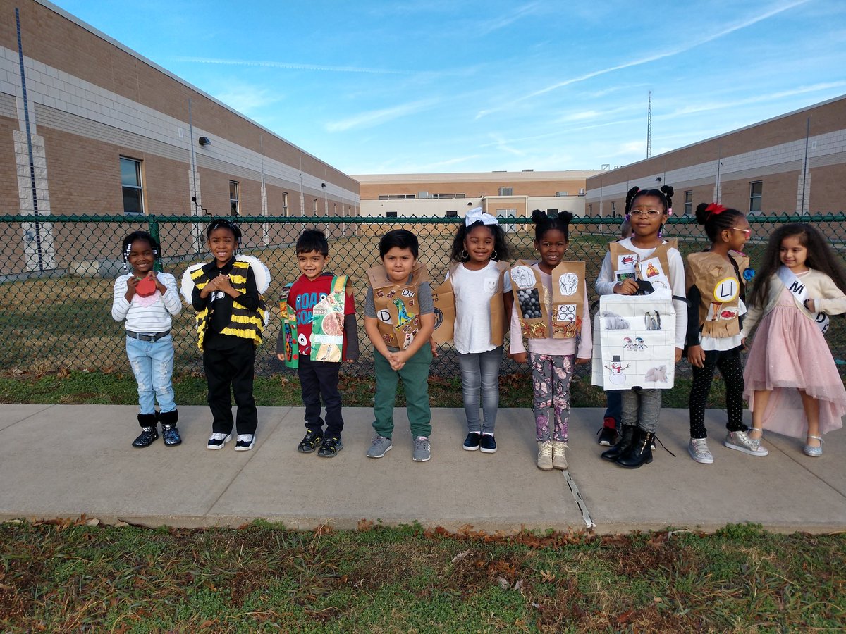 MrsCLAnderson's tweet photo. #ShandsES Shands 1st Alphabet Parade: SUCCESS! https://t.co/ZR8BzwRvTR