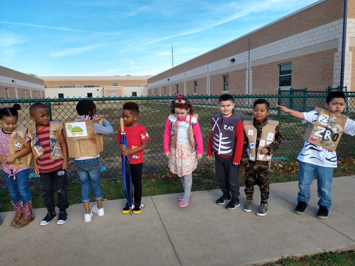 MrsCLAnderson's tweet photo. #ShandsES Shands 1st Alphabet Parade: SUCCESS! https://t.co/ZR8BzwRvTR