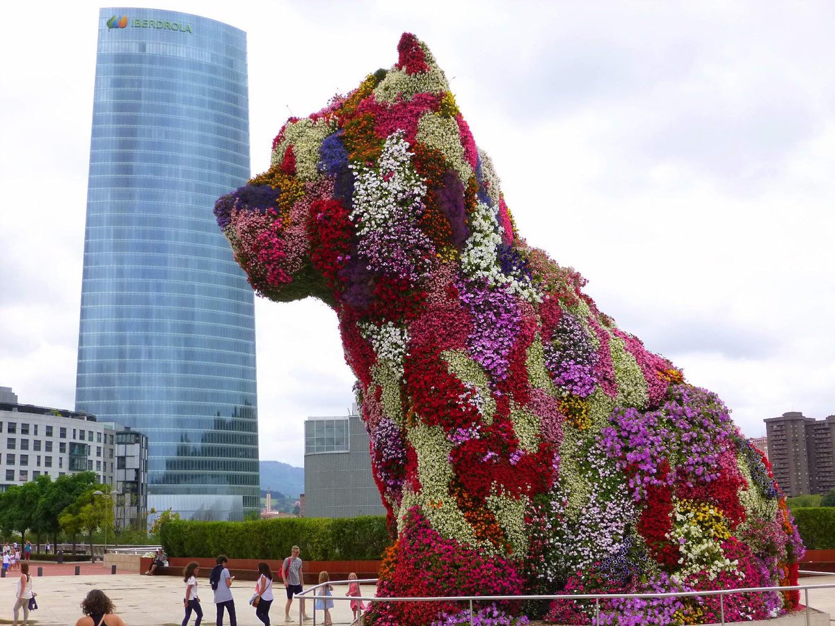 ¿Conocías a este simpático perro situado frente al museo #Guggenheim en #Bilbao? Tiene 13 metros de altura, 15 toneladas de peso y está formada por unas 40.000 flores.