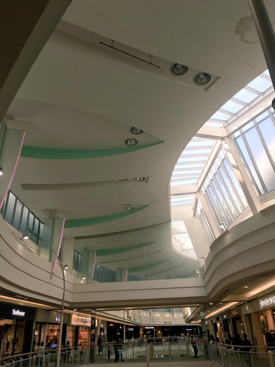 奈良ローカル情報局 Pa Twitter イオンモール橿原 天井の装飾がダイヤモンドシティ仕様です エレベーターにはうっすらジャスコも 吹き抜けマニア