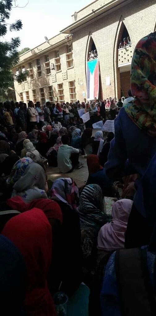 shima335533's tweet photo. #مدن_السودان_تنتفض 
نطالب بالتغير لاللتدميرمظاهرة سلمية الارض الممتلكات للشعب الجيش والشعب يدواحده الله عليك يابلد😙 https://t.co/hDUn9dUz7b