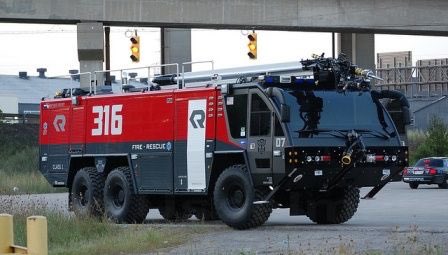 青空 トランスフォーマー スタジオシリーズで玩具化してほしいセンチネルプライム 化学消防車 から変形したオプティマスに引けを取らないヒロイックな外見は格好良い 付属武器は大剣とシールド 加えてコズミックルストガン T Co M2lipp4fxe