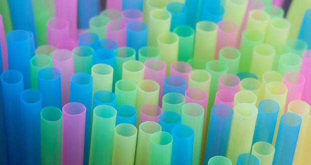 #EU reaches landmark agreement to cut usage of single-use #plastics 
ow.ly/NyTZ30n3AoV