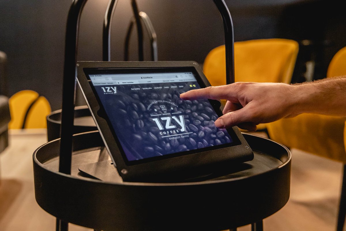 GBL_Studio's tweet photo. Een straf idee is de eerste stap naar een sterke business. Dat begrepen we meteen toen Bart Buyse ons zijn plan voor IzyCoffee voorschotelde: hij zou de eerste West-Vlaamse koffieketen opstarten. Wij verzorgden de volledige branding ☕️ Lees meer op onze site 👉🏻 link in bio https://t.co/C8RFWIuKMX