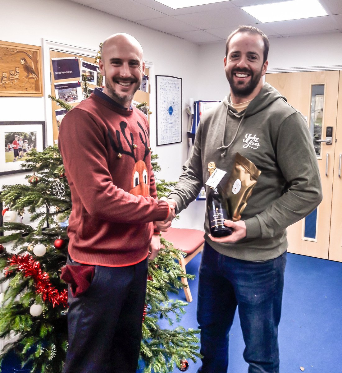 CMatherTempest's tweet photo. Happy Christmas to Mr Anderson and all his staff and students @ludgvanschool, who was the lucky winner of a bottle of bubbly and some goodies for his staff after speaking with us at the NAH Conference.
Congratulations #LookingGoodWithTempest
#LookingGoodFrank https://t.co/MRanypPm6j